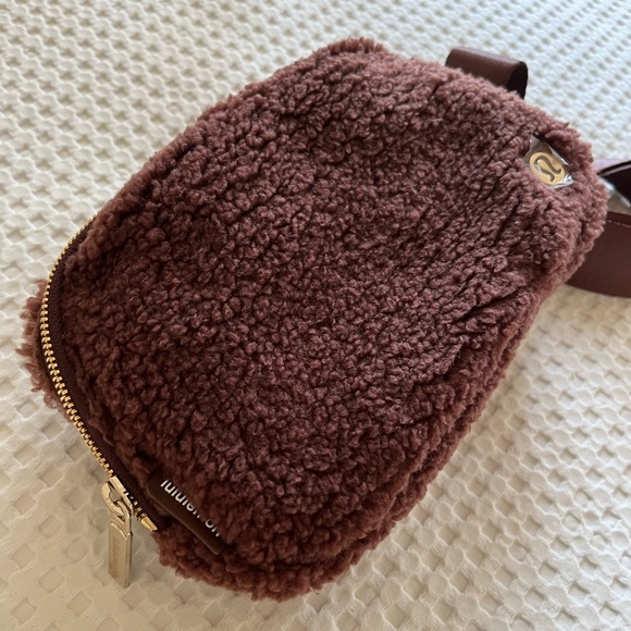 NWT Lululemon Fleece Everywhere Belt Bag 1L BROWN - Picture 2 of 4